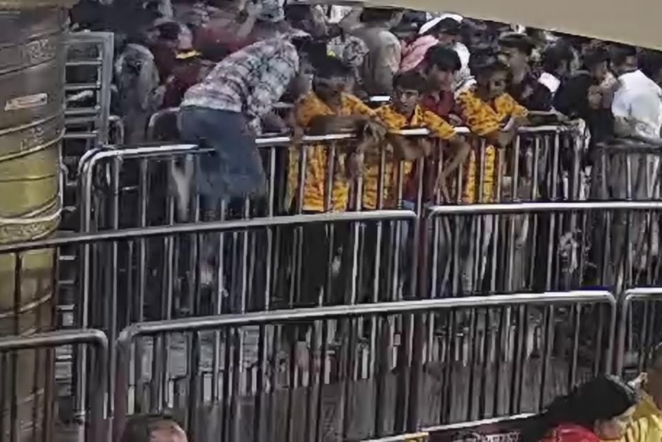 At Mahakal Temple: Guards Grab Devotees By Collar Over Line-Jumping