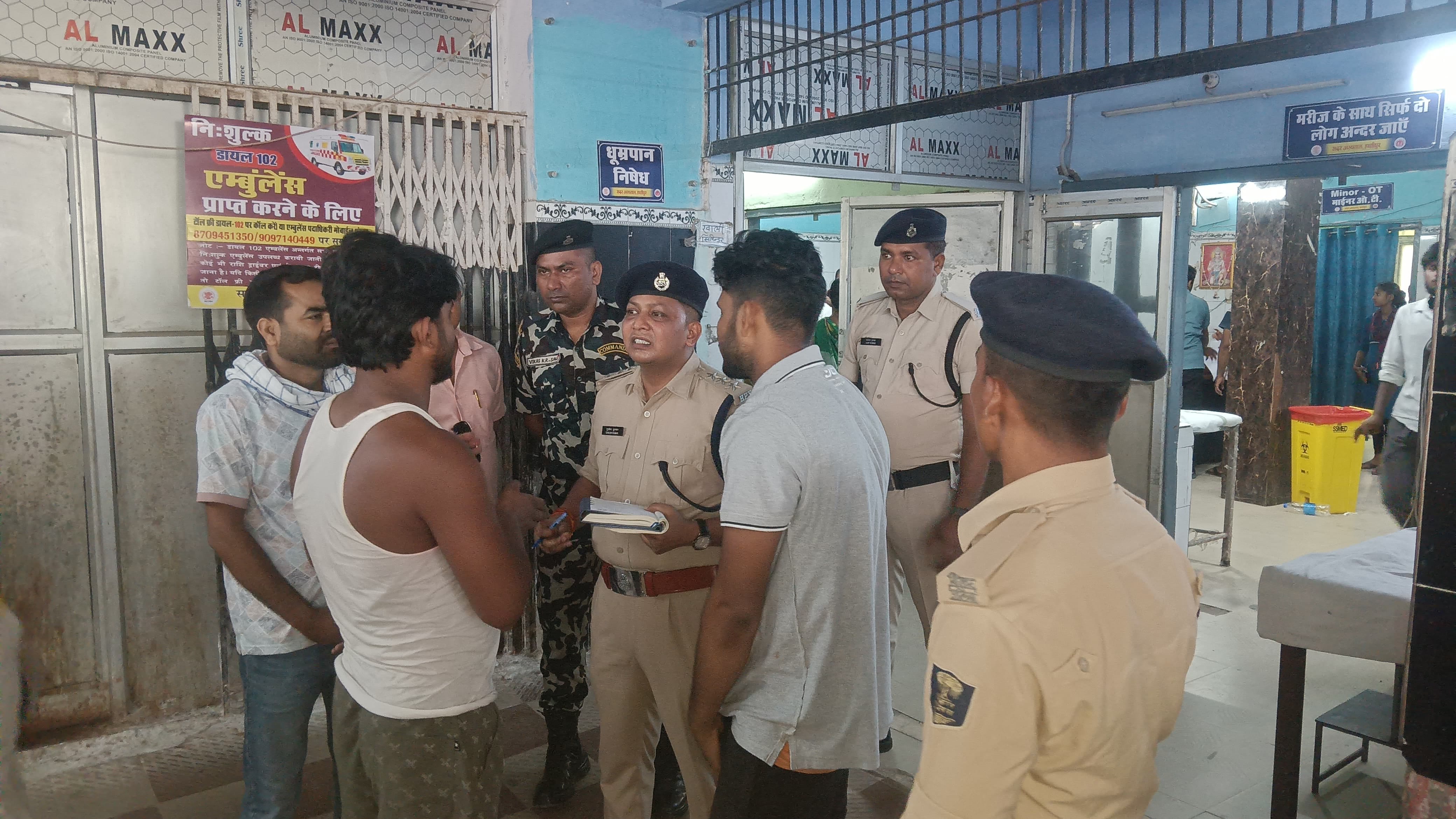 परिजनों से पूछताछ करती पुलिस