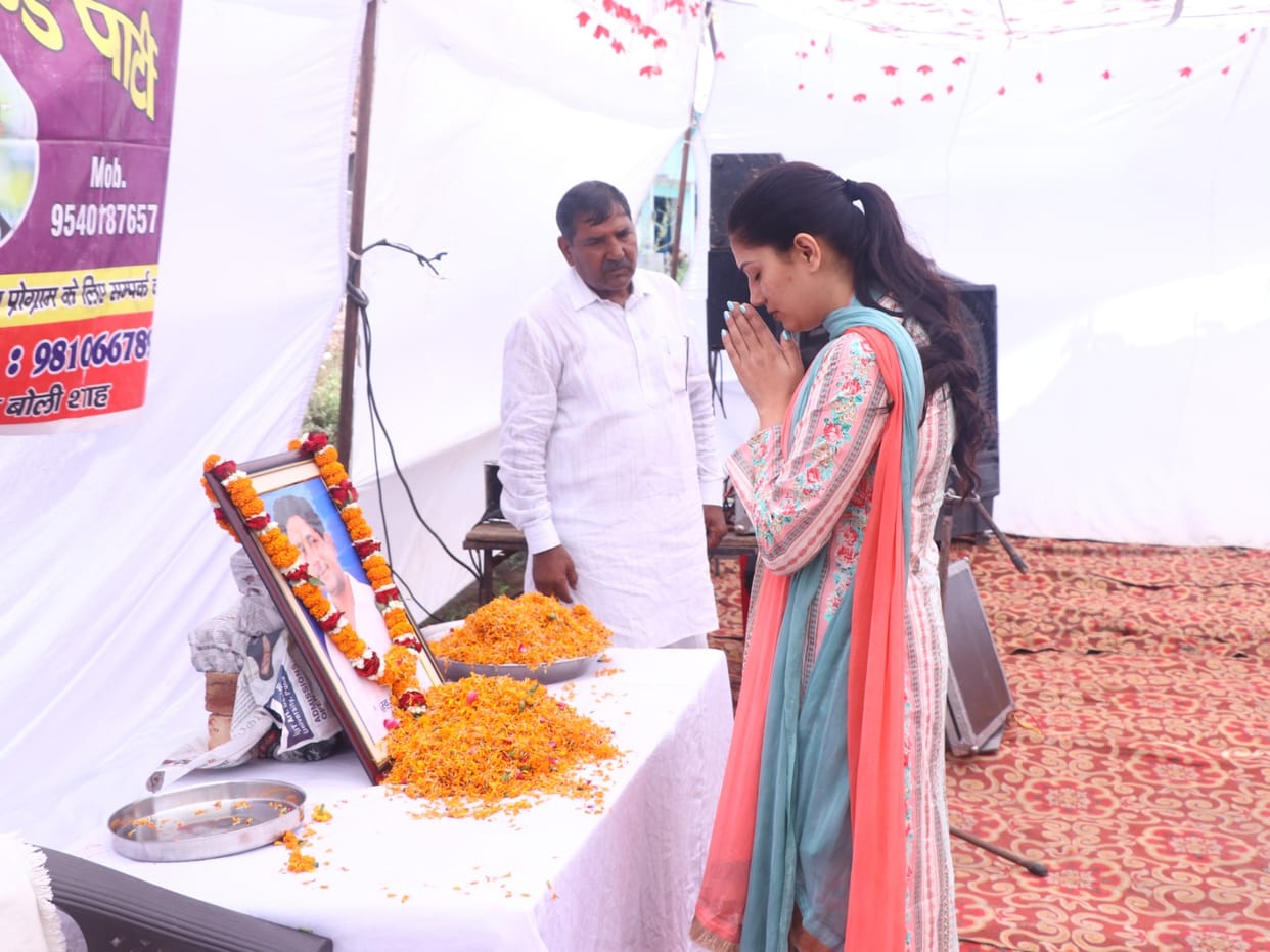 Sapna Choudhary attends Pepsi Sharma's condolence meeting; gets emotional
