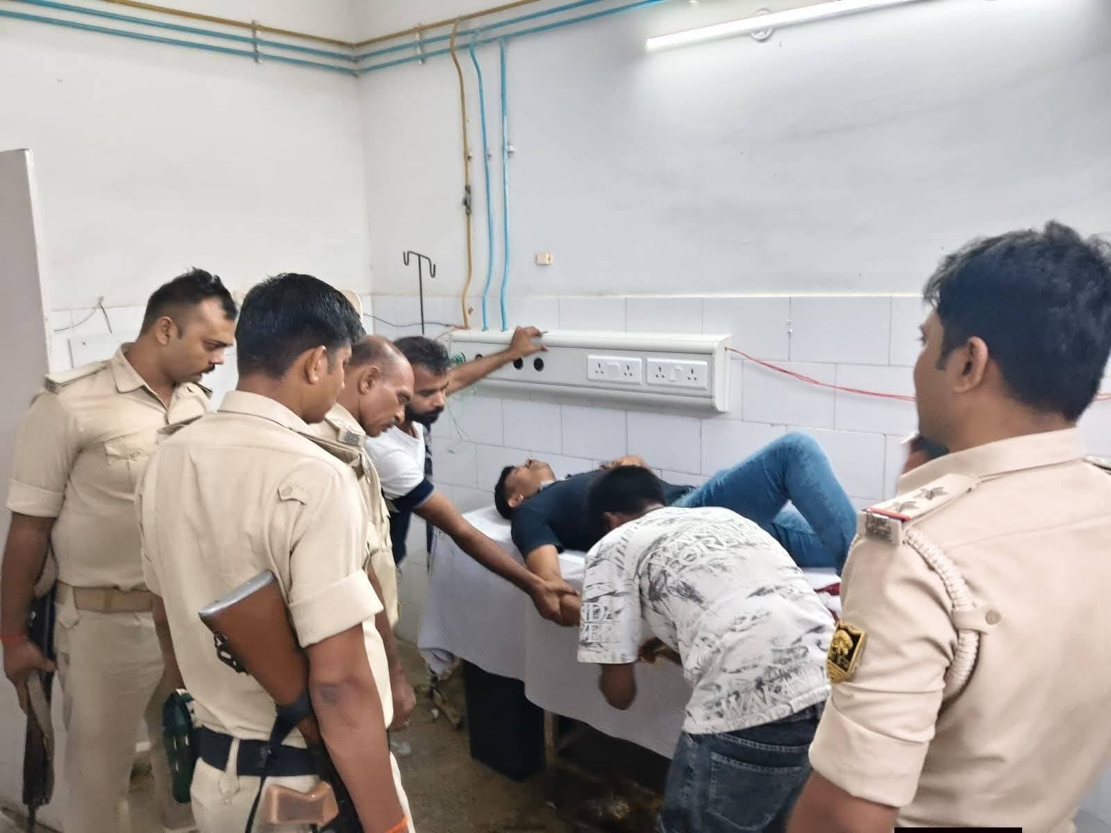 दो पुलिसकर्मी घायल
