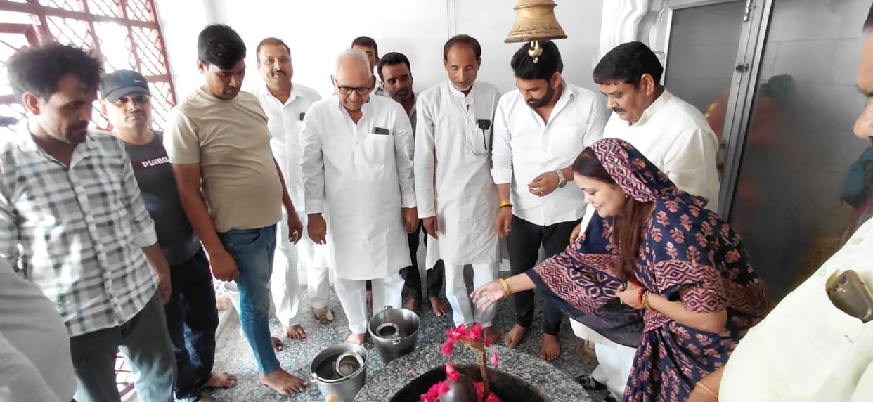 Highlighted the government's achievements during public outreach after performing *Jalabhishek*.