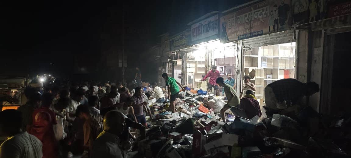 रात 10:26 बजे : दुकानदारों की ओर से बचाव के चलते दुकानों से बाहर फेंका गया सामान। 