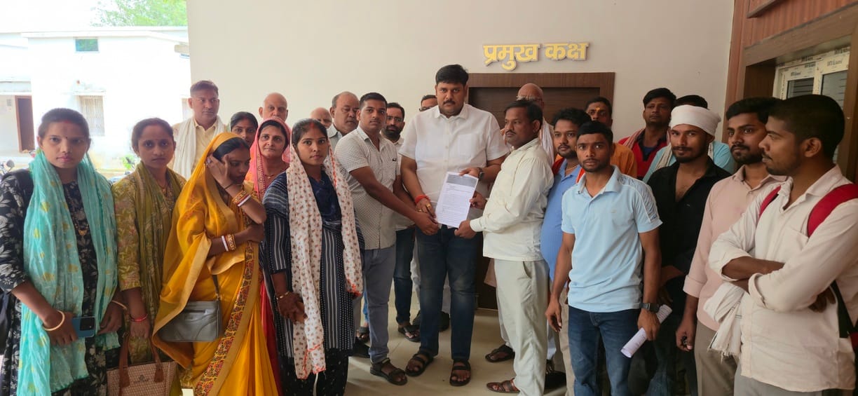 A memorandum was submitted to the Block Pramukh to press for the fulfillment of 11 demands.