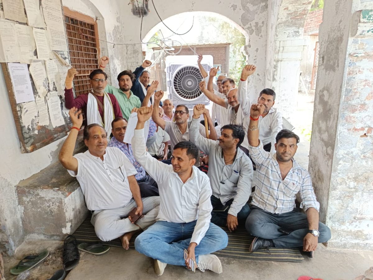 Aligarh News: निबंधन कार्य निजी क्षेत्र में देने के विरोध में धरना