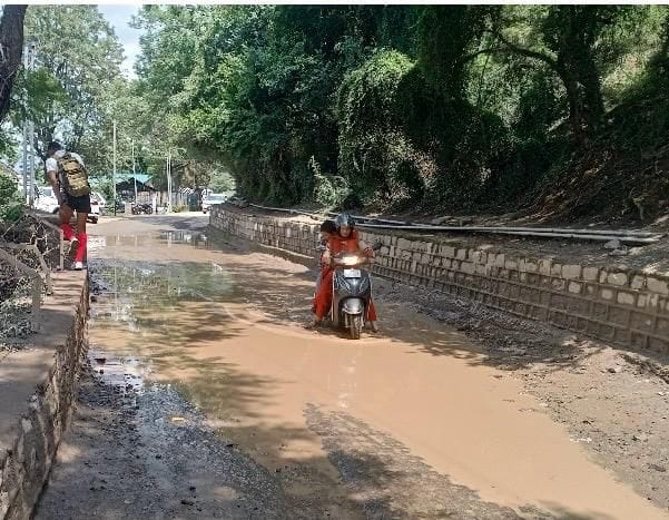 Subathu-Solan road in poor condition; potholes at various spots causing trouble.