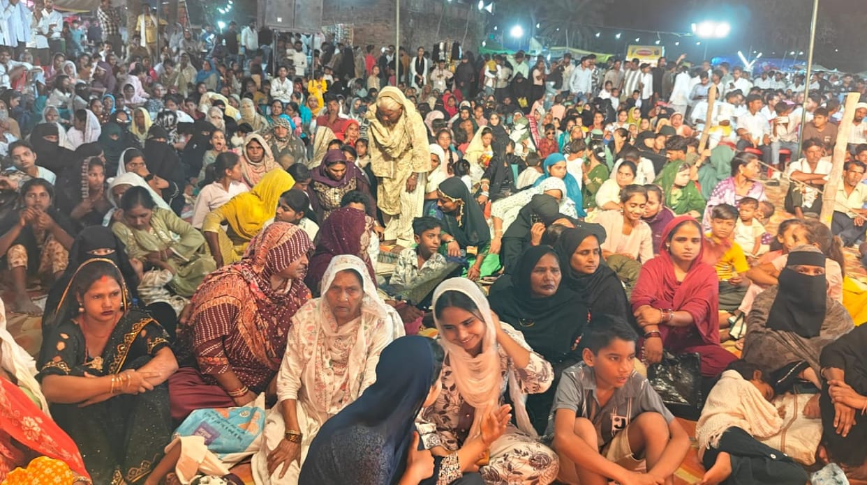 Pilgrims offered a chadar at the Dargah.