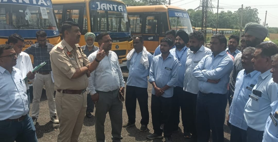 Traffic police inspected the fitness of school buses