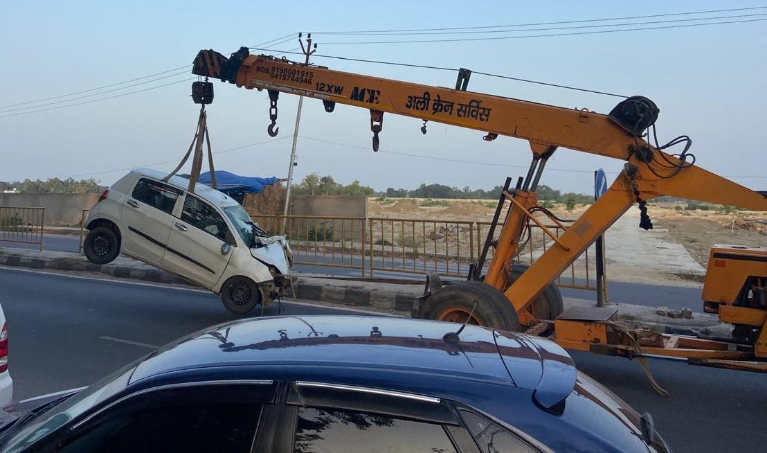 Raebareli News: खड़े डंपर से टकराई कार, महिला की मौत