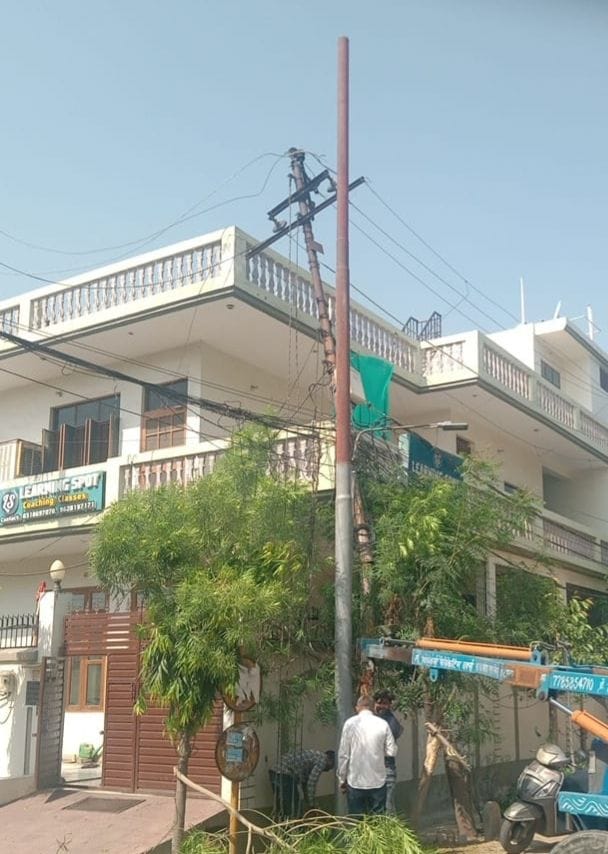 High-tension line pole falls onto house; power out for 10 hours.