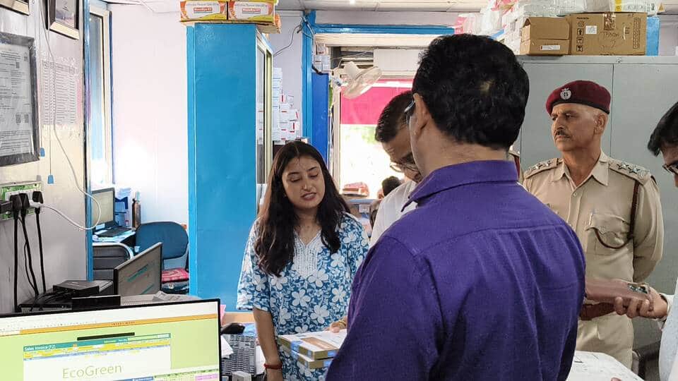 टांडा में कार्डियो विभाग की कैथ लैब में जांच करते हुए प्राचार्य डा. मिलाप शर्मा। स्रोत: जागरूक 