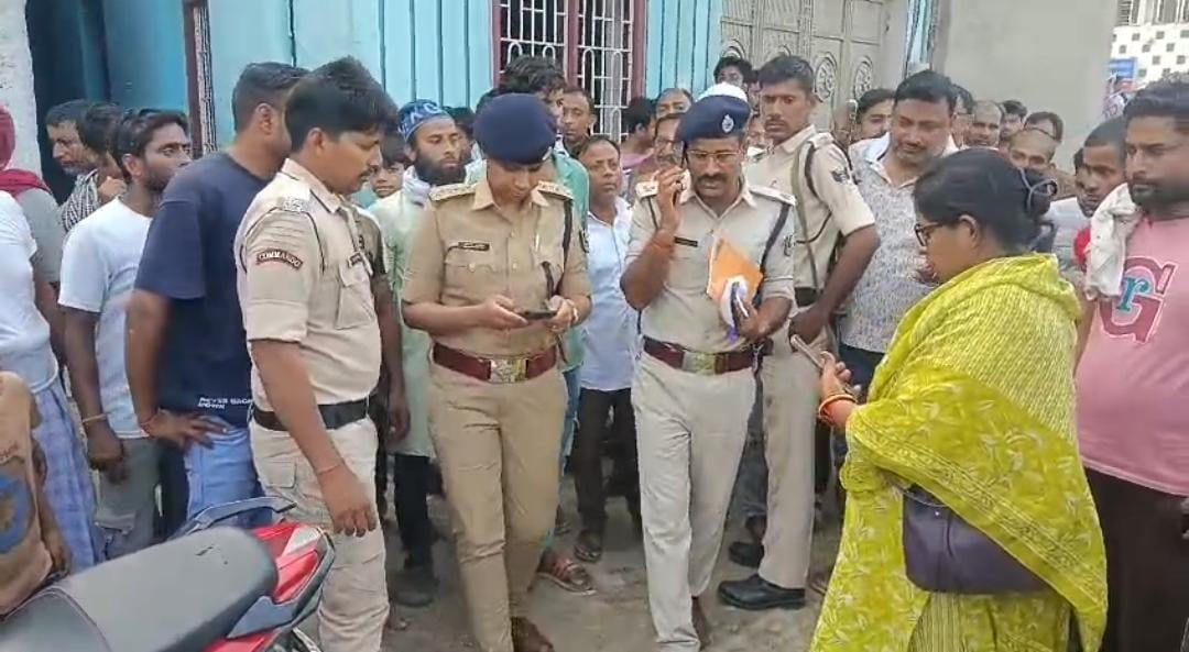 jewelry shop loot from  shopkeeper tackled one other flee away Muzaffarpur Bihar