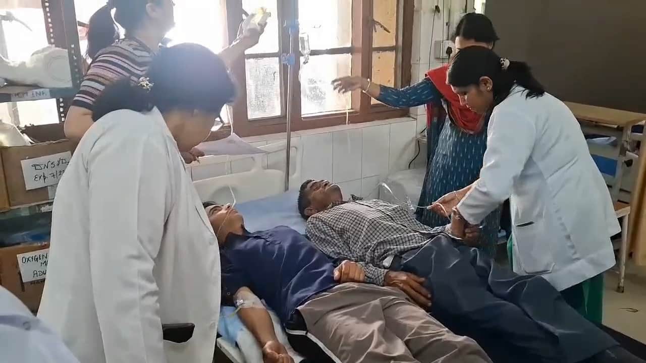 धर्मशाला अस्पताल में उपचार के लिए लाए गए बस दुर्घटना के घायल। अमर उजाला