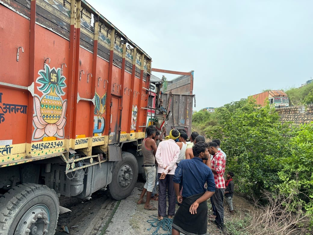 वाराणसी शक्ति नगर रोड पर छातों के पास खड़ी ट्रक में पीछे से घुसी ट्रक। स्रोत- सोशल मीडिया