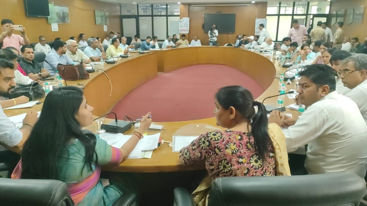 Rohtak News: पानी की लाइन का काम अधर में छोड़ने पर ठेकेदार ब्लैक लिस्ट, एफआईआर के निर्देश