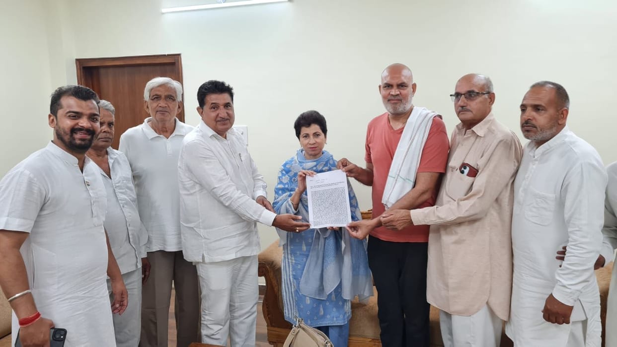The delegation submitted a memorandum to MP Selja regarding the biogas plant.