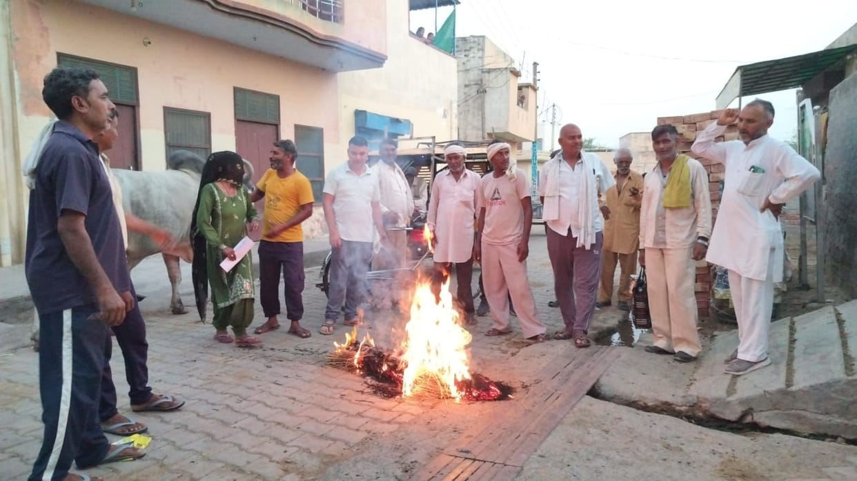 Construction workers burned effigies of the Chief Minister and the Labour Minister.