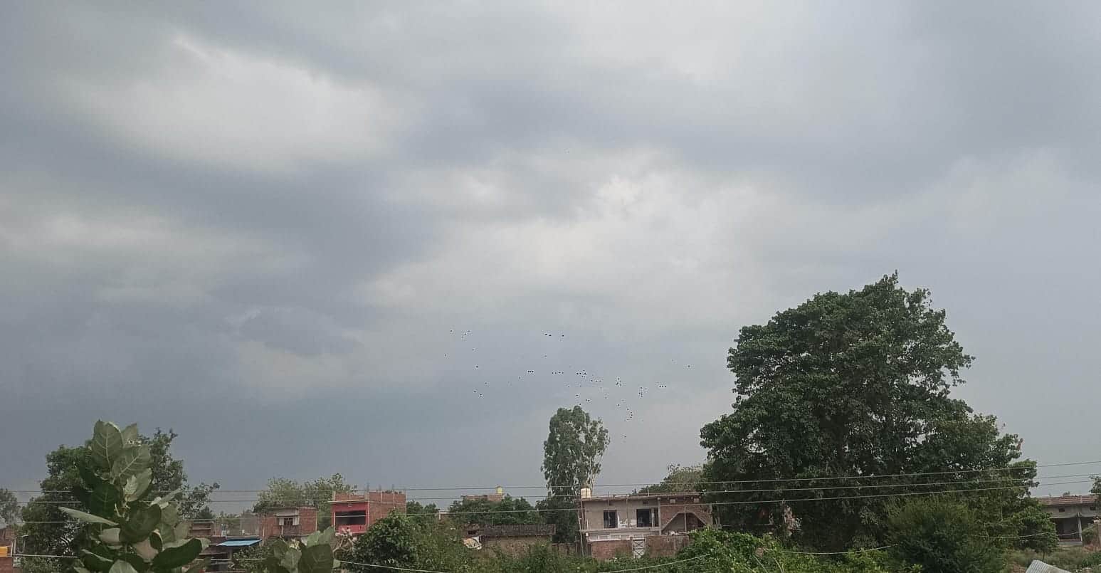 आसमान में छाए काले बादल।