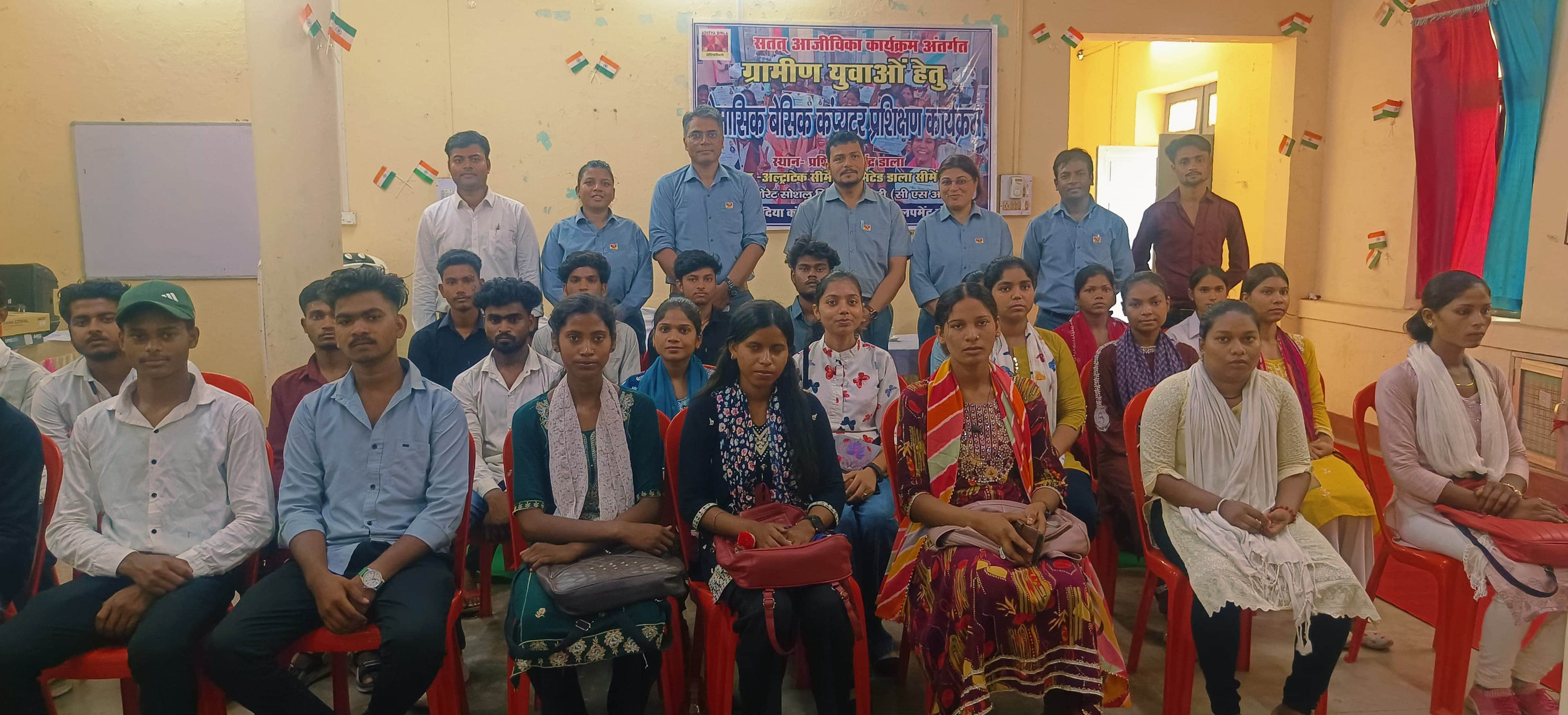 अल्ट्राटेक सीमेंट डाला की ओर से  ग्रामीण युवा निशुल्क बेसिक कंप्यूटर प्रशिक्षण के प्रतिभागी। स्