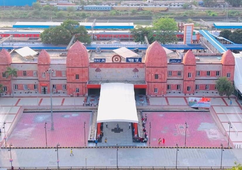 Mau News: जुलाई में होगा मऊ जंक्शन के कायाकल्प का लोकार्पण, 12 मीटर चौड़े फुट ओवर ब्रिज, तीन एस्केलेटर और एक लिफ्ट लगाई जा रही
