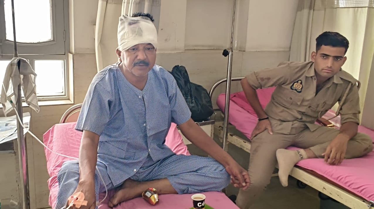 अस्पताल में भर्ती घायल हुए पुलिसकर्मी। स्रोत पुलिस