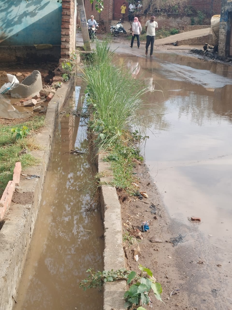 Filth spread across the lanes of Bakalpur due to the lack of drainage.