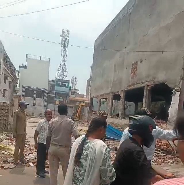 LDA demolished illegal construction in the Old City.