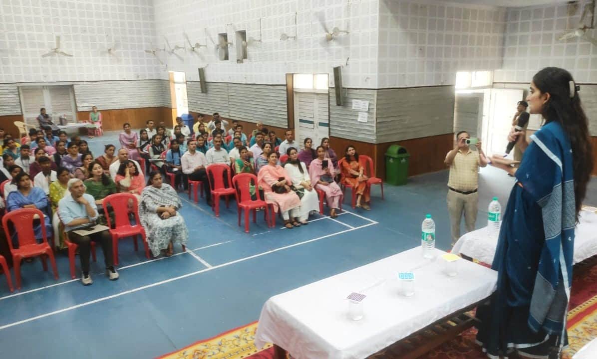बचत भवन हमीरपुर में सरकारी स्कूलों के विद्यार्थियों और नशा निवारण समितियों के सदस्यों के साथ सं