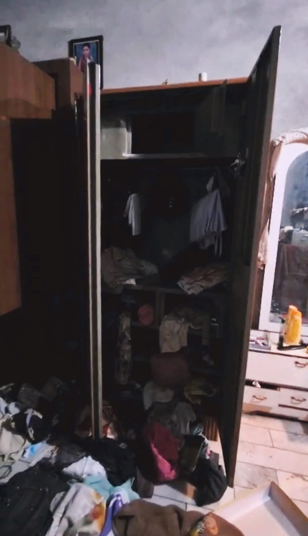 25,000 and jewellery stolen from home