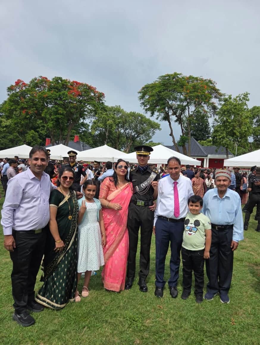 भारतीय सेना में कमीशन प्राप्त करने वाले अनिमेष परिजनों के साथ। -जागरुक पाठक