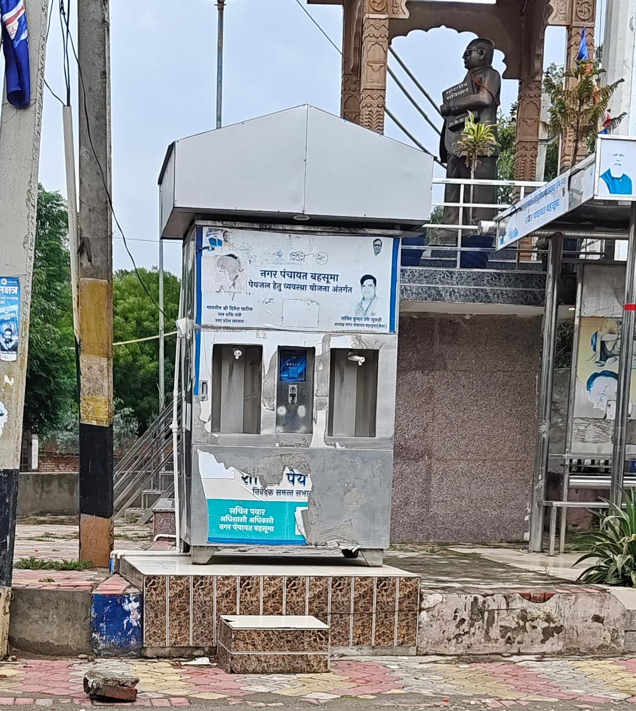 What kind of water coolers are these? They haven't been cleaned, and there is no cold water available either.