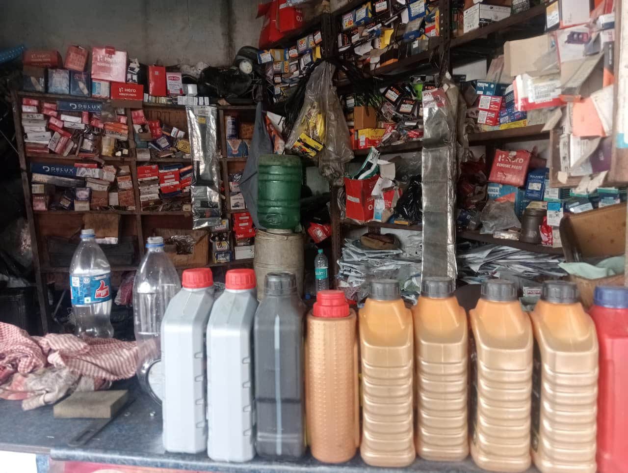 बाजार में दुकान पर रखे ऑटो पार्ट्स के सामान। संवाद