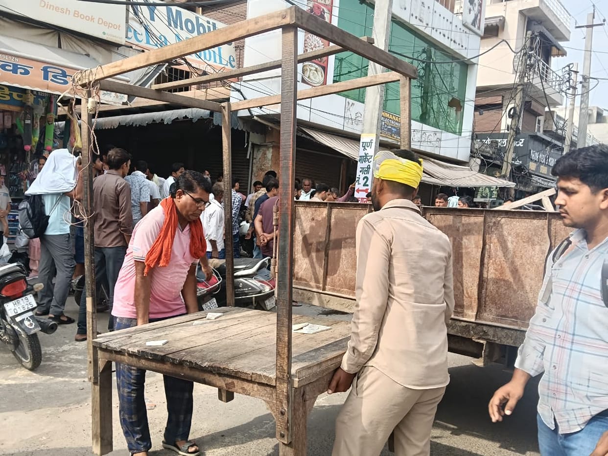 Municipal Council team returns after a perfunctory half-hour visit; heated exchange ensues between female shopkeepers and officials