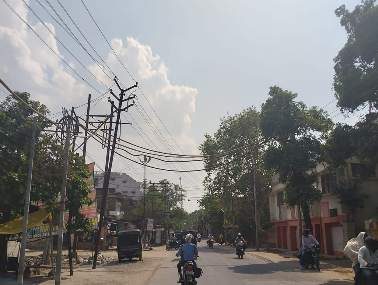 Mercury drops five degrees with the arrival of clouds, but humidity persists.