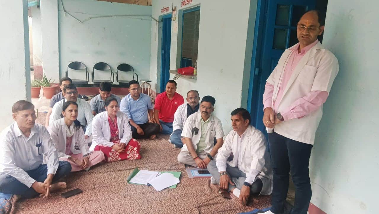 बड़कोट में मांगों को लेकर धरना देते आयुर्वेदिक चिकित्सक। संवाद