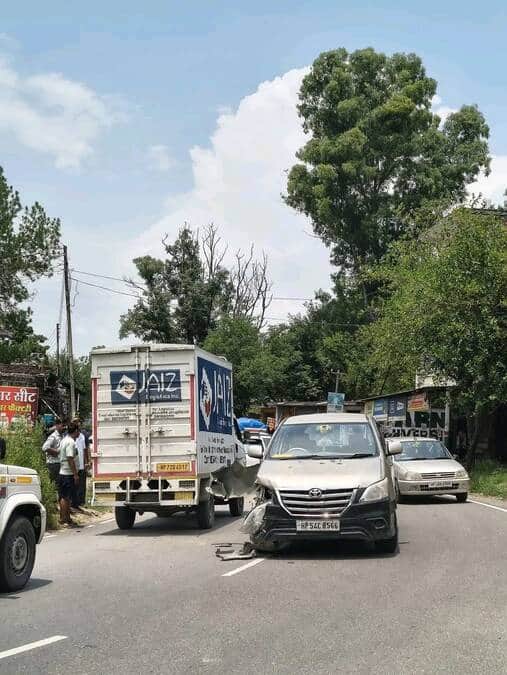 डिडवीं में वाहनों की टक्कर पर क्षतिग्रस्त एक वाहन। स्रोत : जागरूक पाठक