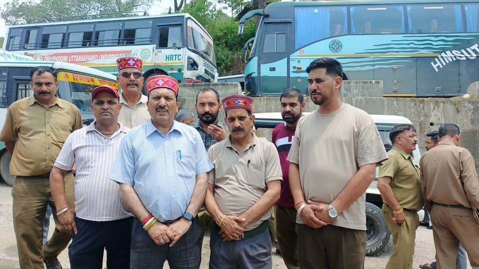 एचआरटीसी मंडलीय प्रबंधक कार्यालय के बाहर नारेबाजी के दौरान चालक-परिचालक व अन्य। संवाद