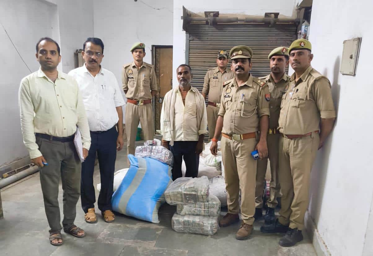 फोटो - 01 पुलिस की गिरफ्त में आरोपी व बरामद सामान। स्त्रोत : पुलिस