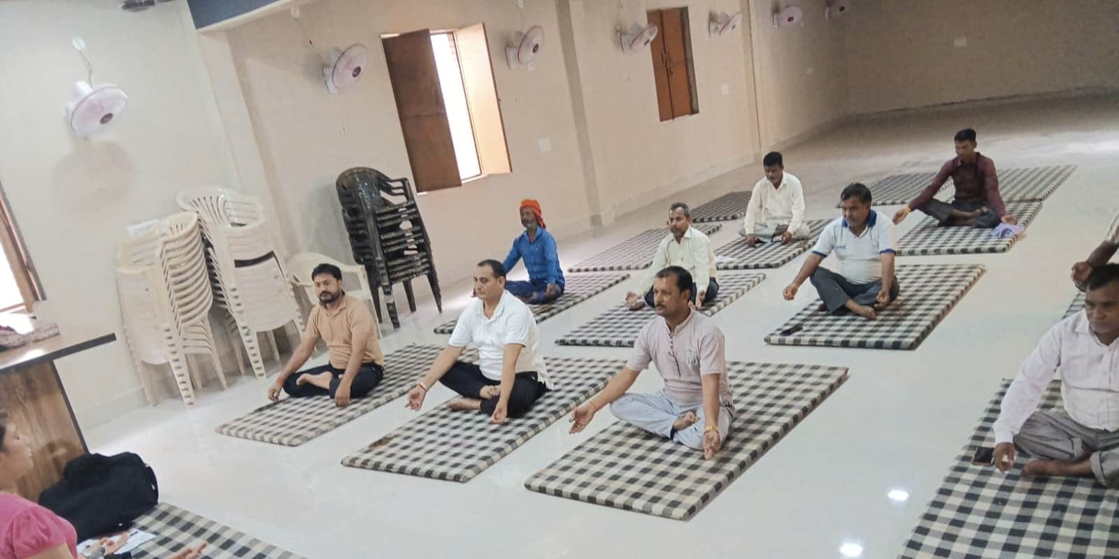 फोटो-04 योग प्रशिक्षण में प्रतिभाग करते लोग।संवाद