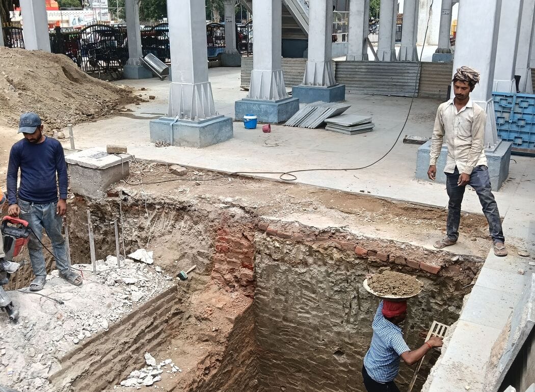 फोटो-06-रेलवे स्टेशन परिसर में लिफ्ट निर्माण कार्य शुरू। संवाद