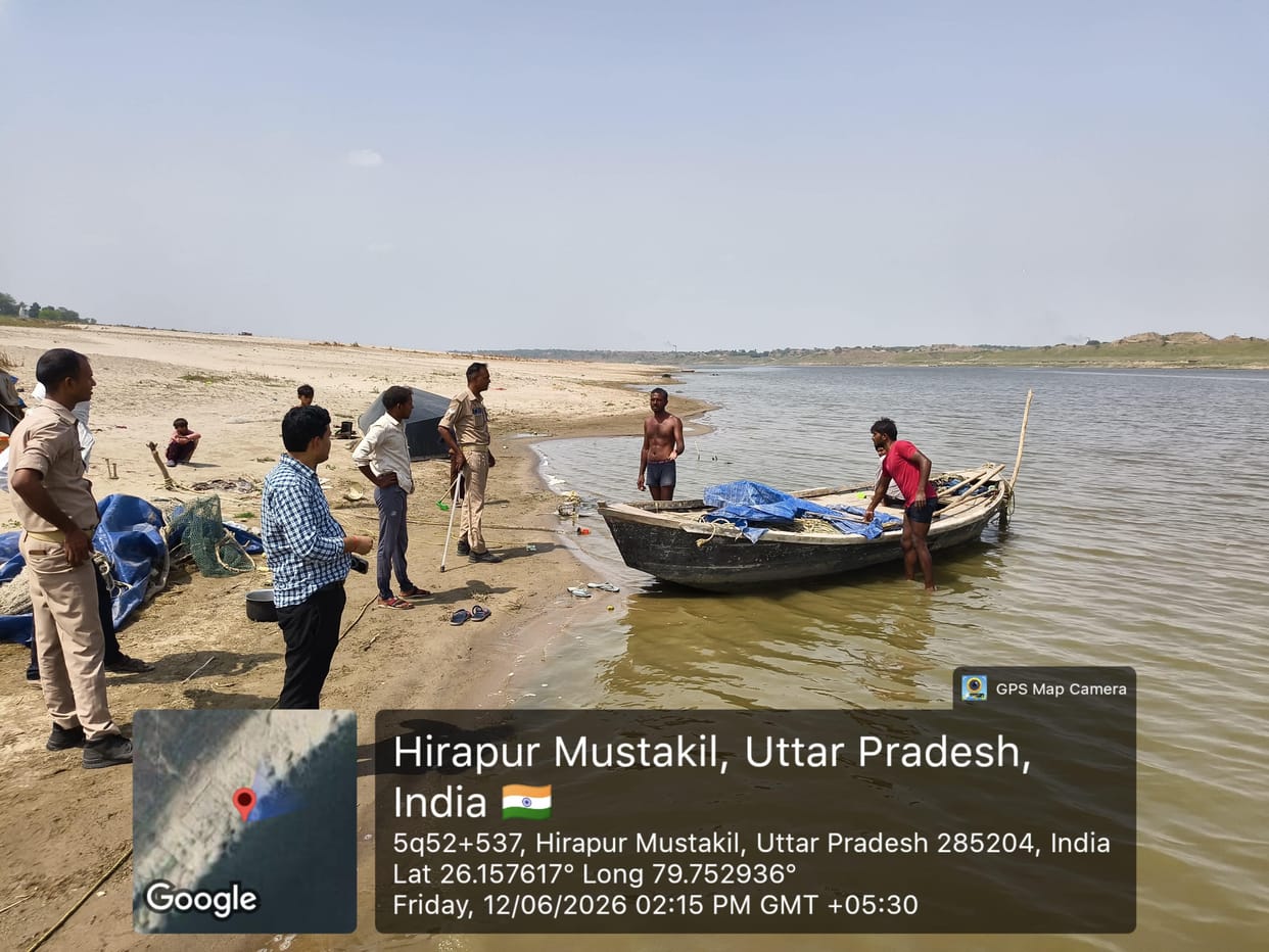 A Fisheries Department team raided the Yamuna and apprehended three poachers.