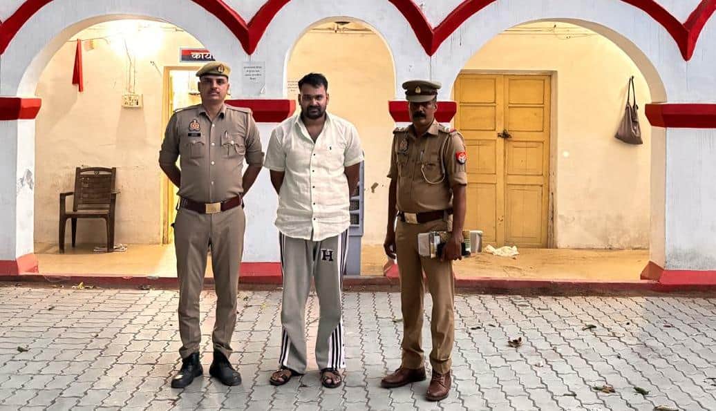 फोटो - 09 कोतवाली पुलिस की गिरफ्त में पकड़ा गया आरोपी। संवाद
