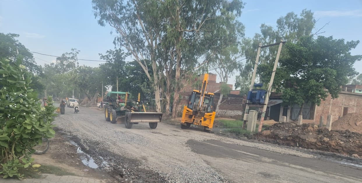 Potholes on the Jhansi-Mirzapur Highway have become deadly; repairs are not being carried out.