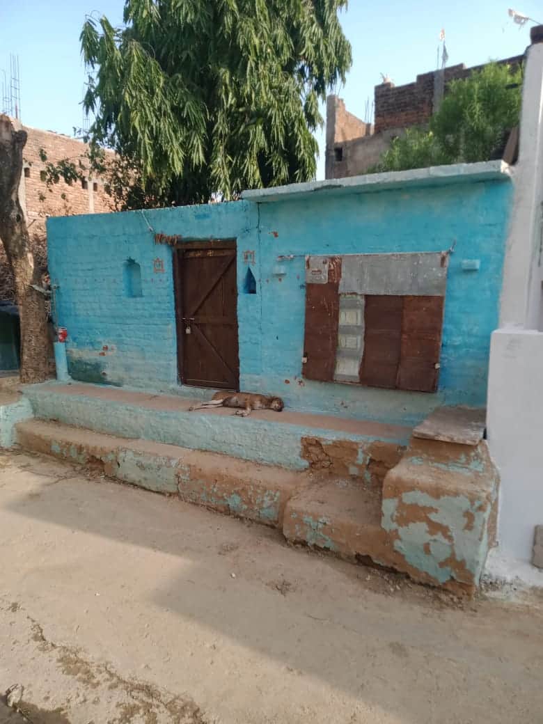 फाेटो - 16 बरछा ब गांव में हत्यारोपी के मकान में लगा ताला। संवाद