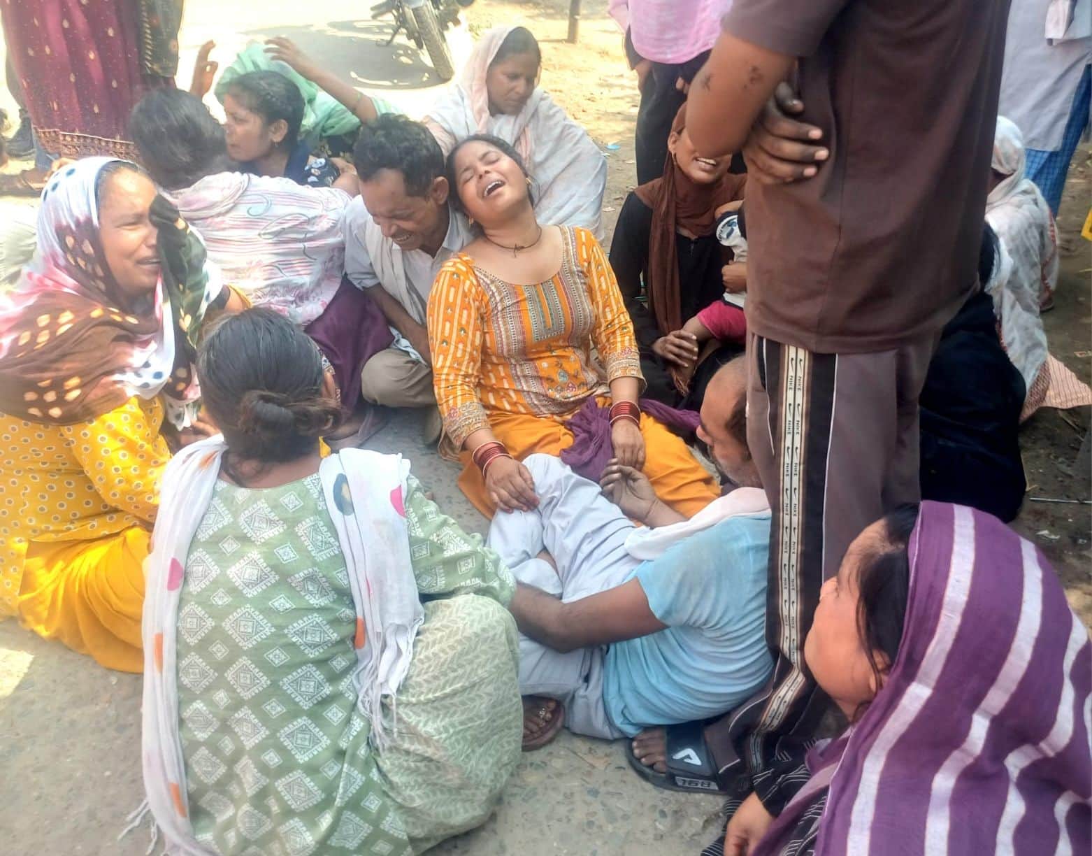 फोटो- 20- मृतक अब्बास के रोते बिलखते परिजन। संवाद