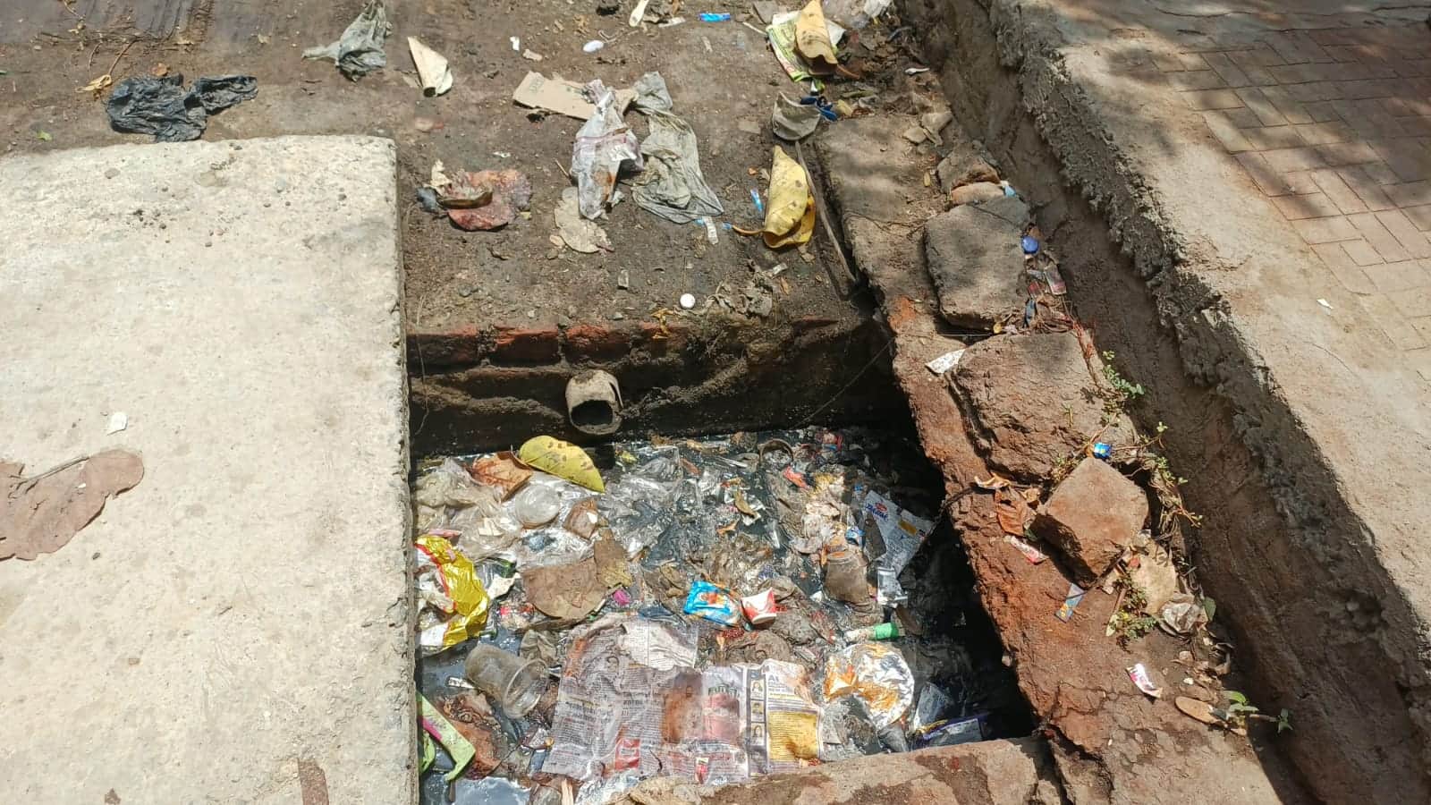 फोटो-23- कानपुर रोड पर गंदगी से पटा नाला। संवाद