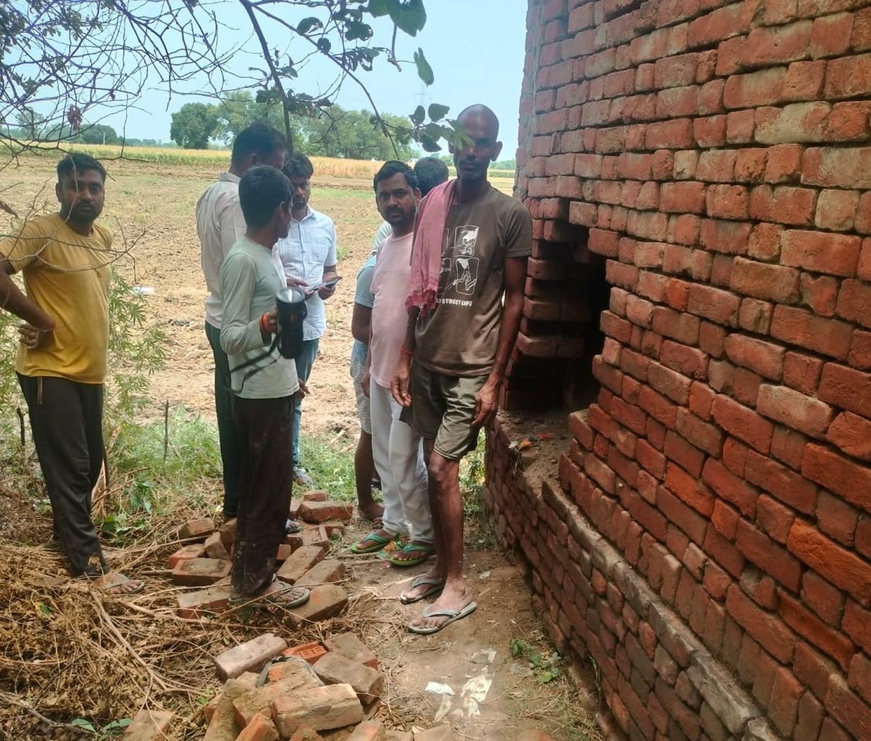Burglars break into house steal 45,000 in cash and jewelry worth lakhs