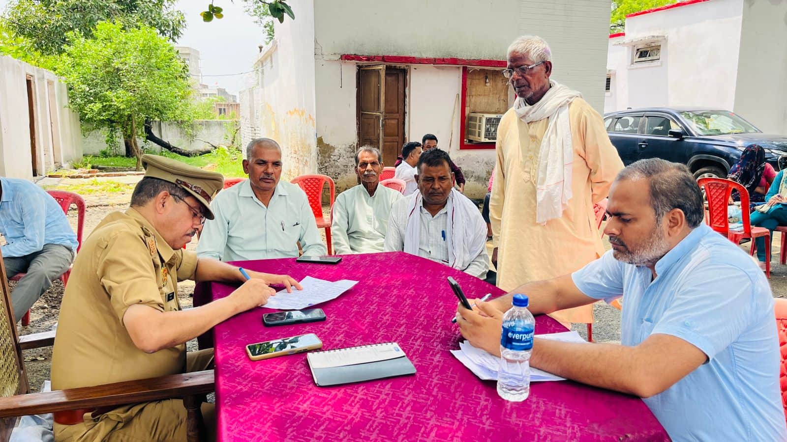 फोटो-30- कोतवाली पिहानी पर समाधान दिवस के दौरान फरियादें सुनते कोतवाल छोटेलाल व कानूनगो संजय मि