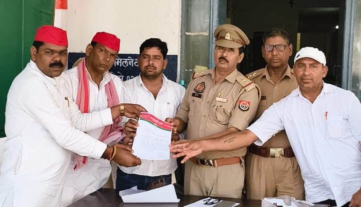 फोटो-31 एसओ को ज्ञापन देते सपा नेता।संवाद