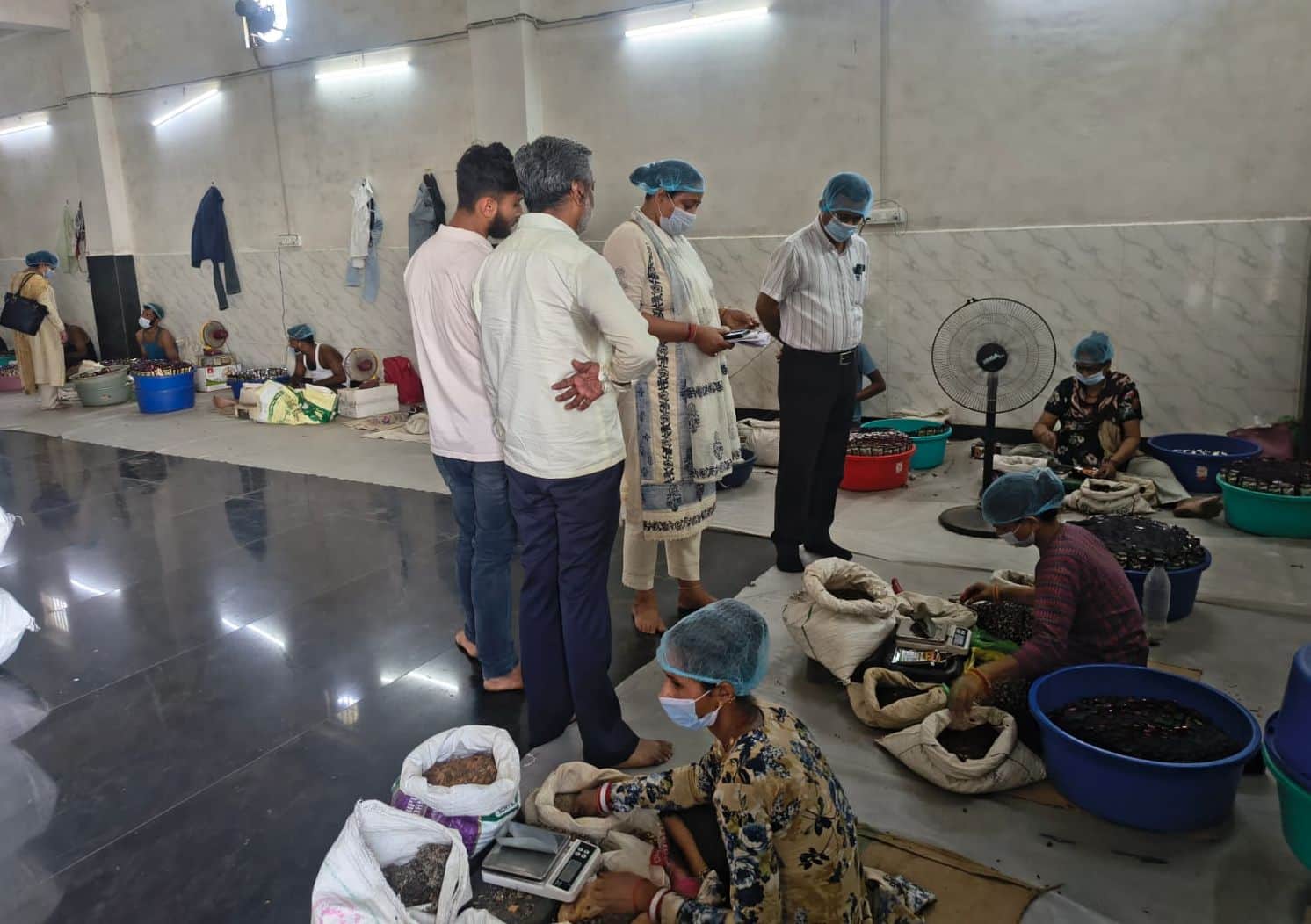 फोटो-33-किराना दुकान में जांच करते खाद्य सुरक्षा अधिकारी। स्रोत: विभागीय कर्मी।