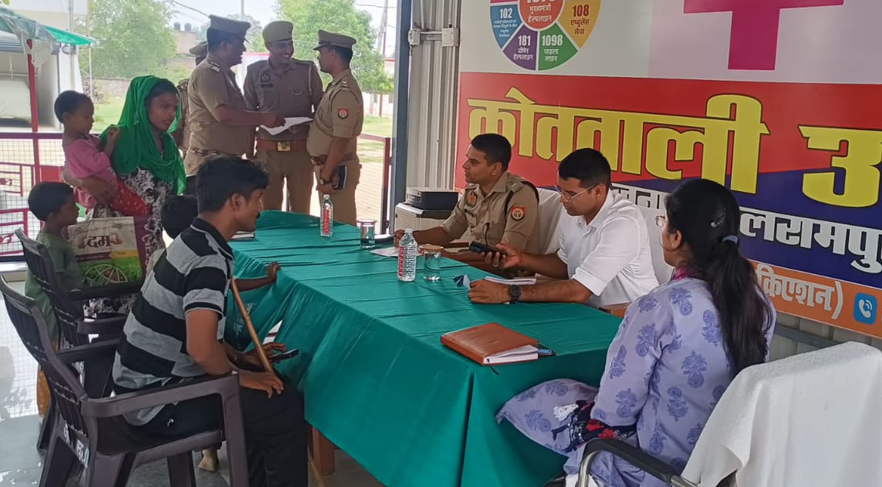 फोटो-5-बलरामपुर के उतरौला कोतवाली में फरियाद सुनते डीएम व एसपी ।-स्रोत: विभाग